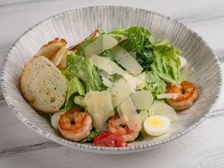 Салат Цезар із білоногими креветками (250g)
