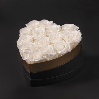 Caja corazón con rosas eternas blanco perla (18- 15  tallos aprx)