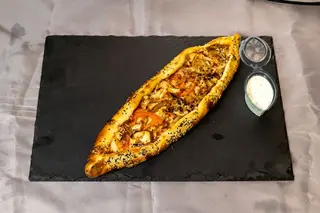 Пиде с месо и дюнер