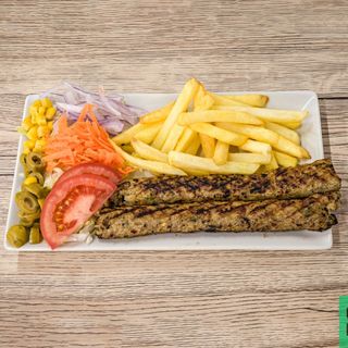 Seekh Kebab Con Ensalada Y Patatas