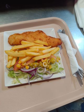 Plato pescado con patatas y lata