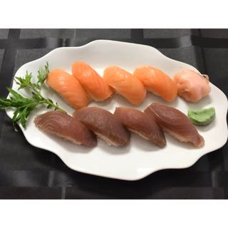 98. Niguiri de salmón y atún