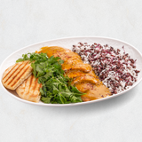 Курица на гриле с карри соусом и черным рисом