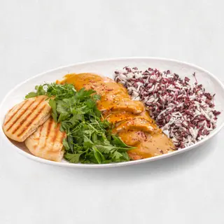 Курица на гриле с карри соусом и черным рисом