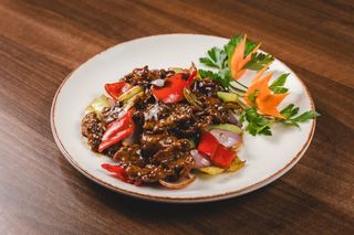 28. Junetina sa crvenim lukom i paprikom u sosu od ostriga