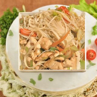 30. Spaghetti di riso con pollo