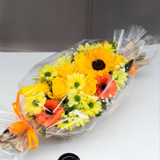 Aranjament  pe baza de burete cu mixt de flori galbene