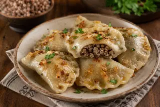 Pierogi z kaszą gryczaną i grzybami z sosem grzybowym 4 szt.