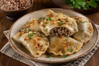Pierogi z kaszą gryczaną i grzybami z sosem grzybowym