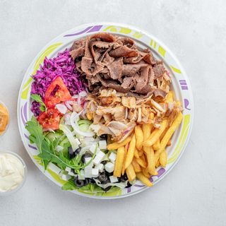 Frytki z mięsem i surówkami XL