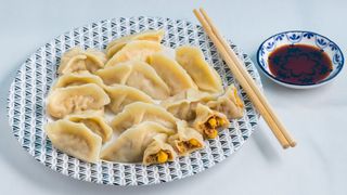 Kuvani dumplings sa svinjetinom i kukuruzom