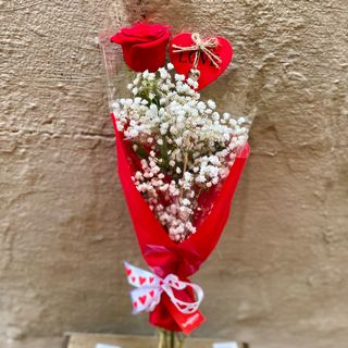 Rosa roja con corazón.