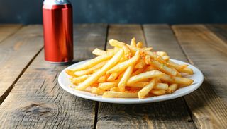 Cartofi prăjiți + orice băutură