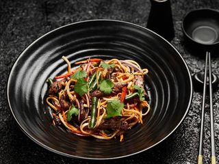 Смажена локшина Удон з телятиною та соусом Удон Біф (310г)