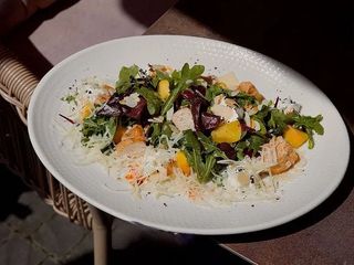 Теплий салат з філе індички та персиком (200g)