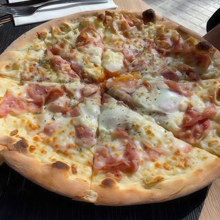 Pizza Carbonara, Mediana