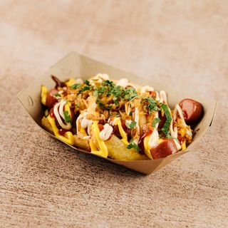 Картопляні  діпи з сосискою та соусами та зененню 