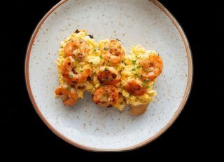 huevos revueltos con gambas