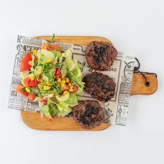 Телешки кюфтета  с гарнитура свежа салата