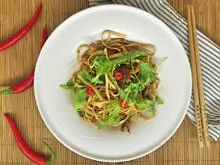 Kurczak z grilla na makaronie po wietnamsku