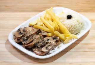 Bifinhos de frango grelhados com cogumelos