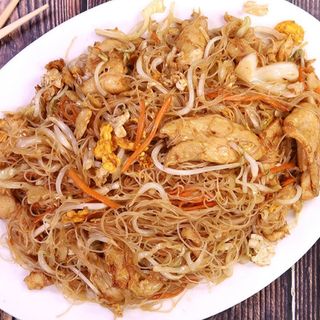 51. Оризови спагети с пилешко, зеленчуци и яйце (700г)