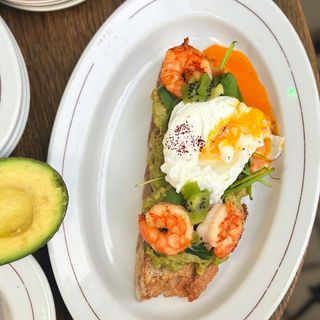 Авокадо-тост з креветками