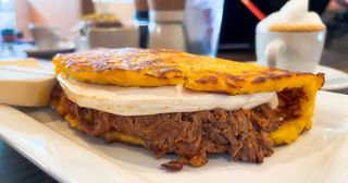 Cachapa Con Queso Y Carne