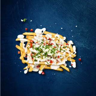 CARTOFI PRAJITI CU SOSUL CASEI SI BRANZA FETA