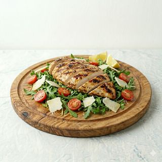 Tagliata di pollo, rucola e pomodorini