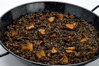 Arroz negro con tallarín 