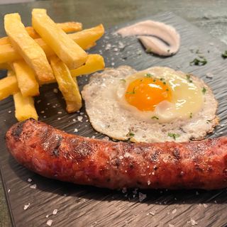 Butifarra de payés con patatas fritas y huevo ecológico