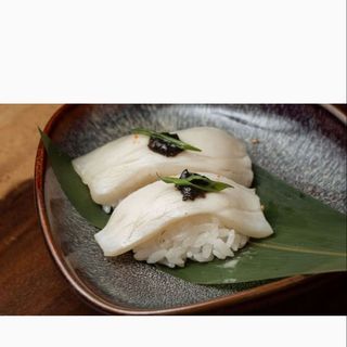 Nigiri de pez mantequilla con salsa trufada (2 uds.)