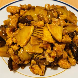 66. Pollo con bambú y setas