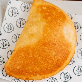 Empanada de cazón y queso