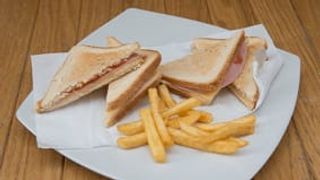 Tost sendvič sa šunkom