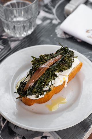 Bruschetta con burrata di Andria cicoria saltata e alici