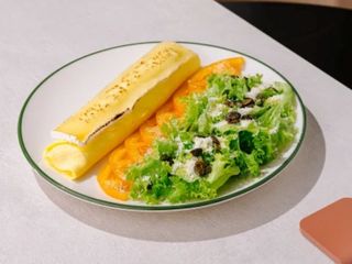 Omletă franceză cu cașcaval Brie și mix de salate
