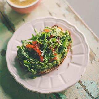 Tostada de aguacate