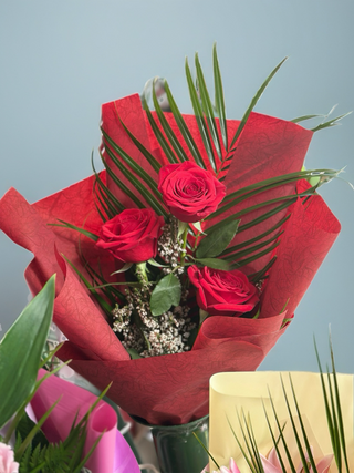 3 ruže sa zelenilom u pakovanju