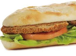 42 Bocadillo de pechuga de pollo empanada