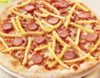 Pizza con patate e würstel