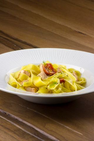 Tagliatelle cu somon si sos alb 