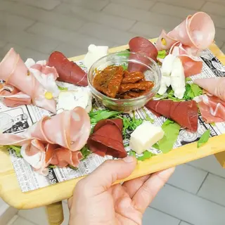 Tabla De Embutidos Y Quesos Italianos