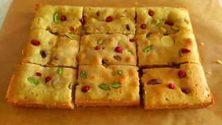 Blondies au Chocolat Blanc Riche en Pistache et Framboise Sec