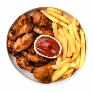 8 Piezas de Pollo, 8 Alitas, 2 de Patatas o ensalada