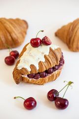 Croissant Visine si Crema