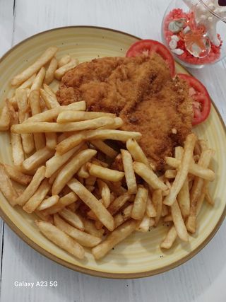 Snitel de pui cu cartofi