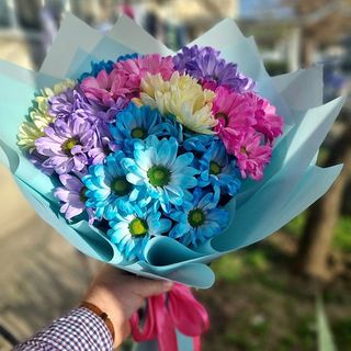 ფერადი ქრიზანთემების თაიგული