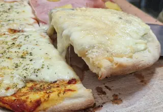 Pizza 4 Quesos (Porción)